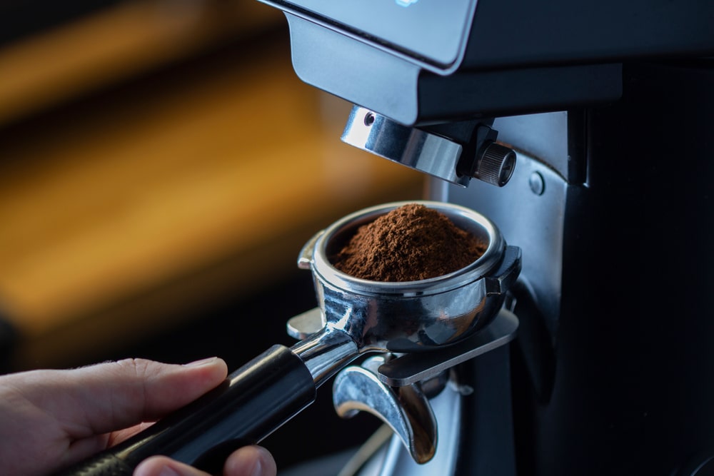coffee-grinder-grinding-pouring-into-portafilter