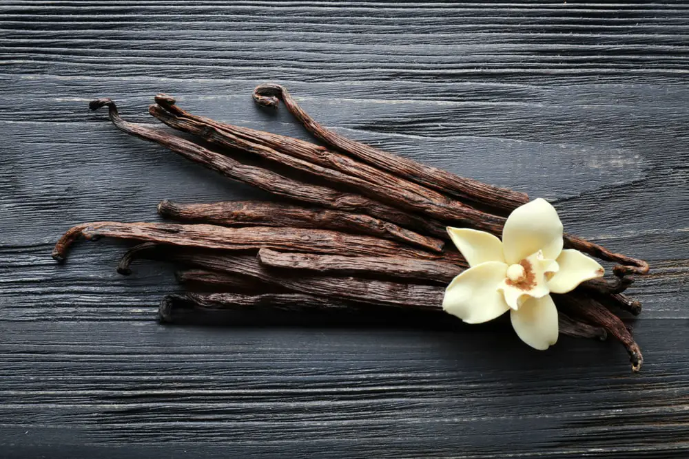 vanilla-sticks-flower-on-wooden-background