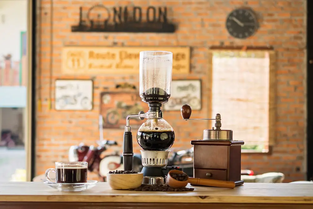 siphon-vacuum-coffee-maker-on-cafe